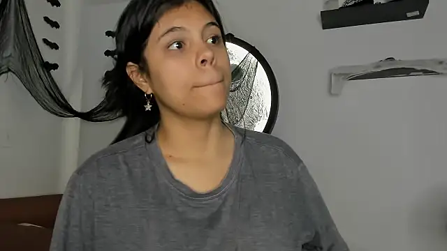 Snapshot of Aleja-02 chatting on October 13, 9:17 pm Aleja-02 online show from October 13, 9:17 pm