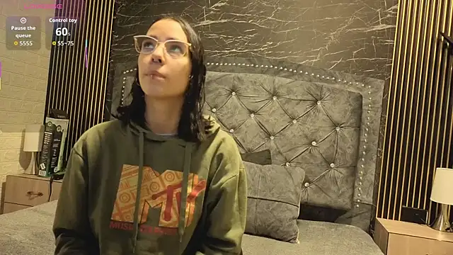 Snapshot of violett__golden chatting on September 8, 7:24 pm violett golden online show from September 8, 7:24 pm