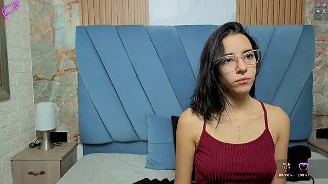 Snapshot of violett__golden chatting on October 4, 11:16 am violett golden online show from October 4, 11:16 am
