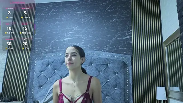 Snapshot of violett__golden chatting on September 16, 11:18 am violett golden online show from September 16, 11:18 am