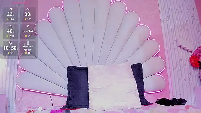 MisRoos online show from October 31, 4:33 pm