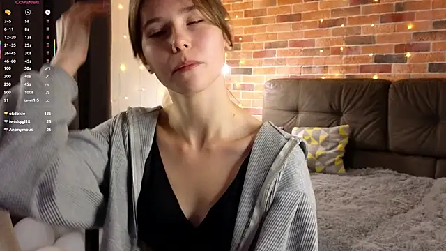 Snapshot of EmiliDen chatting on October 8, 8:57 pm EmiliDen online show from October 8, 8:57 pm