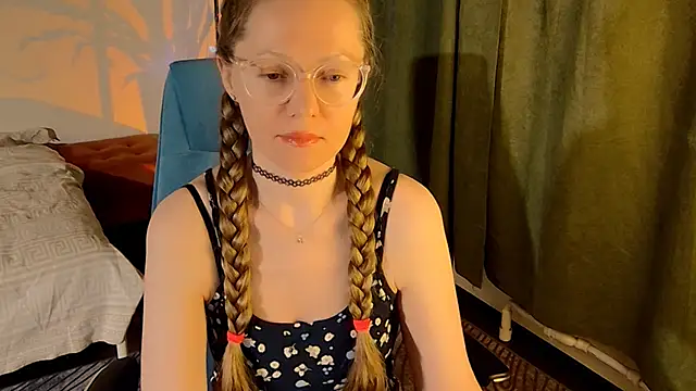 Snapshot of _Goldilocks_ chatting on October 13, 6:10 pm Goldilocks online show from October 13, 6:10 pm