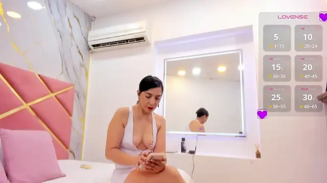 Snapshot of julianaa_31 chatting on October 10, 2:22 pm julianaa 31 online show from October 10, 2:22 pm