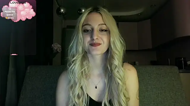 Snapshot of white_liillyy chatting on September 8, 8:19 pm white liillyy online show from September 8, 8:19 pm