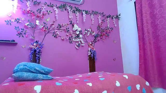 skinnybarbie022 online show from June 12, 12:18 am