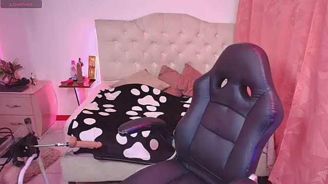 lailahdark online show from November 7, 4:51 am