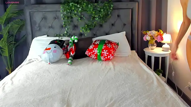 cute luucy online show from December 15, 6:46 pm