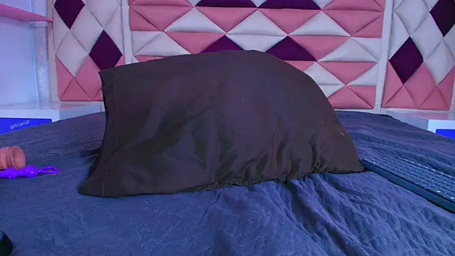 valecastro  online show from November 5, 7:30 pm