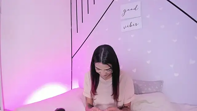 MiahCornell  online show from March 31, 8:09 pm