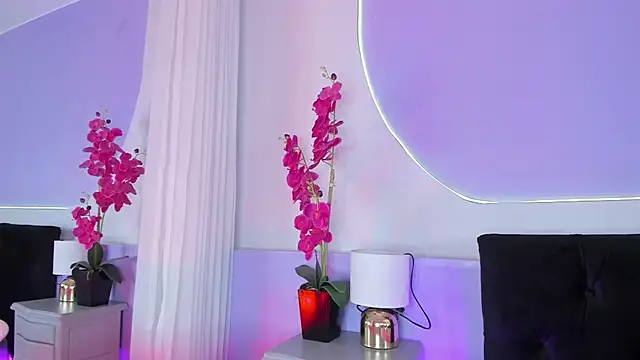  HAANNAH  online show from November 8, 8:25 pm