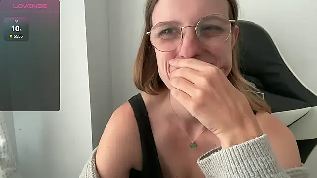 Snapshot of BustyKellyXXX chatting on September 15, 10:56 am BustyKellyXXX online show from September 15, 10:56 am