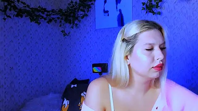 ChloeRicc online show from September 24, 4:50 pm