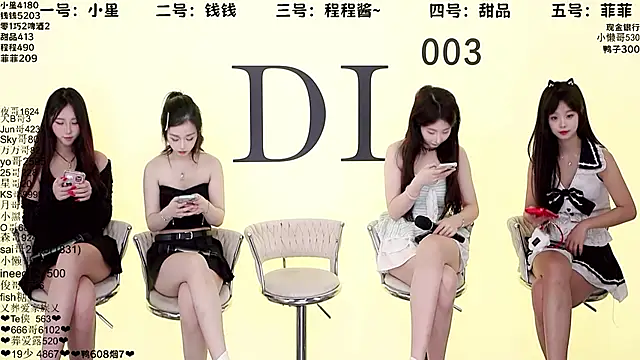 Snapshot of ZZ00033S chatting on October 18, 9:01 am ZZ00033S online show from October 18, 9:01 am