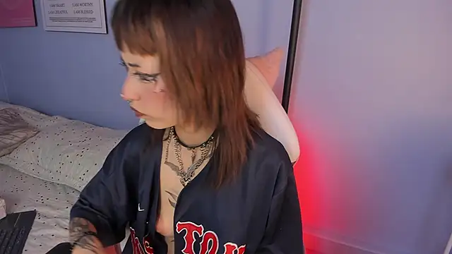 Hannahpage online show from March 24, 12:43 pm