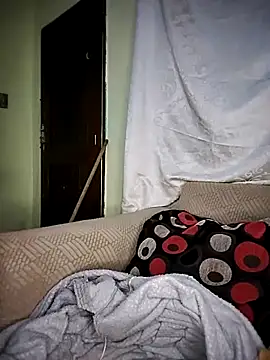 Seductive Yellow Titties online show from February 9, 8:11 pm