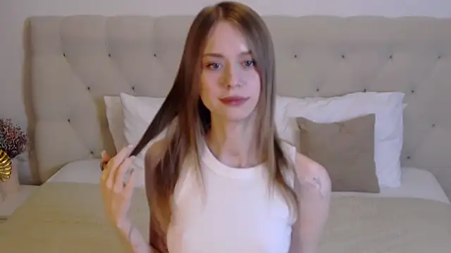 Snapshot of KarolinaConner chatting on October 1, 5:34 am KarolinaConner online show from October 1, 5:34 am