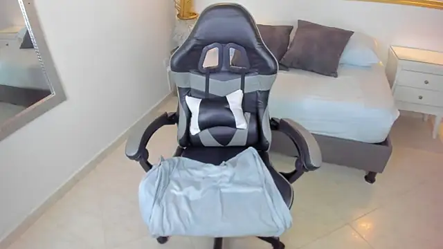 Snapshot of luccia_smith chatting on September 25, 12:48 pm luccia smith online show from September 25, 12:48 pm