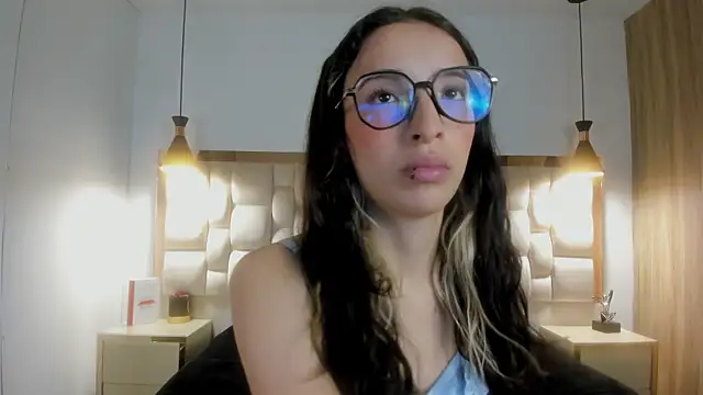 Emilia Bons online show from December 22, 1:25 pm