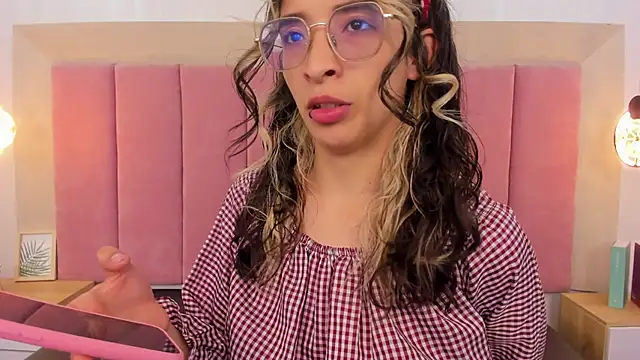 Emilia Bons online show from October 8, 2:32 pm