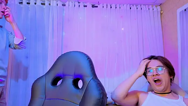 Snapshot of oliver_big19 chatting on September 25, 12:15 pm oliver big19 online show from September 25, 12:15 pm