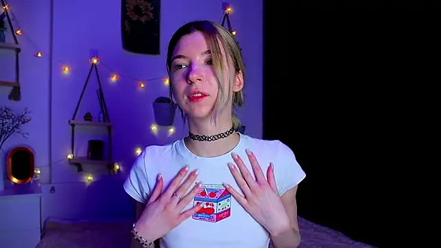 Snapshot of EmmieBlade chatting on October 18, 7:37 pm EmmieBlade online show from October 18, 7:37 pm