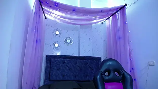 Snapshot of mia__thomson_ chatting on September 13, 2:14 pm mia thomson online show from September 13, 2:14 pm