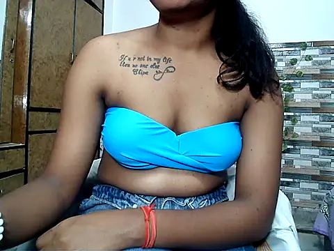 Snapshot of HOT_AARVI11 chatting on October 8, 8:35 pm HOT AARVI11 online show from October 8, 8:35 pm