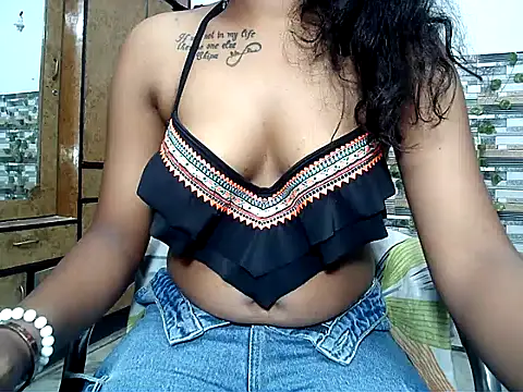 Snapshot of HOT_AARVI11 chatting on October 7, 8:24 pm HOT AARVI11 online show from October 7, 8:24 pm