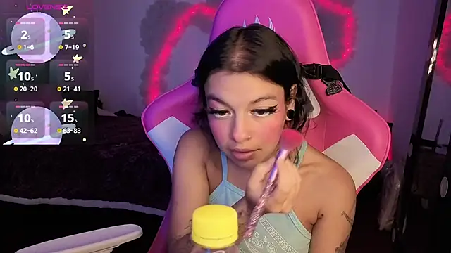 larah uwu online show from February 18, 7:46 pm