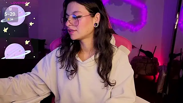 larah uwu online show from February 19, 7:57 pm