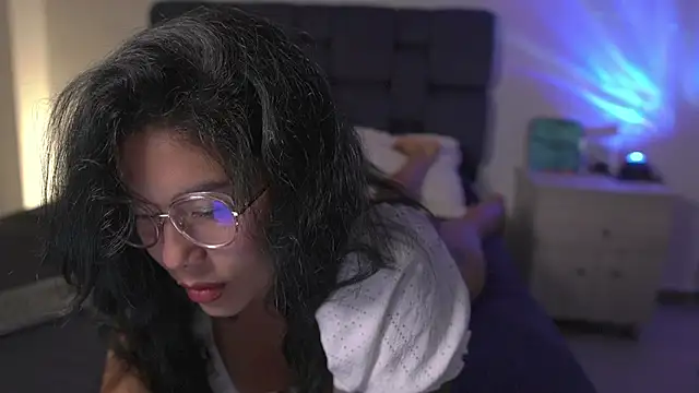 Snapshot of kyria_1 chatting on October 7, 11:42 pm kyria 1 online show from October 7, 11:42 pm