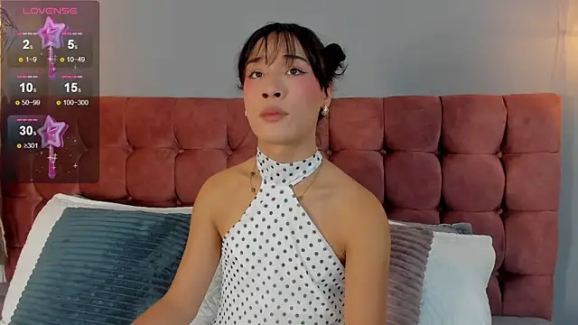 victoria decapri online show from February 12, 7:37 pm