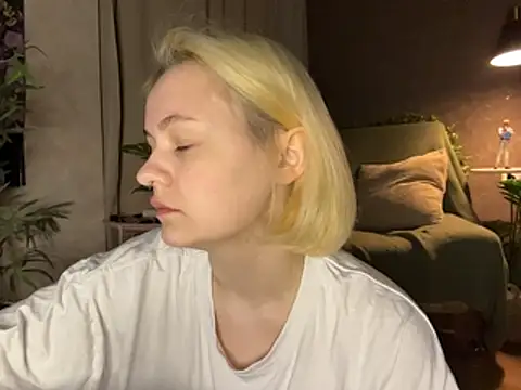 MoonIvy  online show from June 14, 7:47 pm