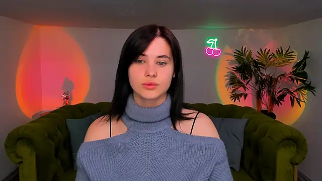 Snapshot of lil_angel_ chatting on October 13, 8:50 am lil angel online show from October 13, 8:50 am