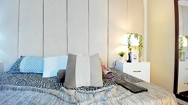 mia rousse25 online show from December 18, 2:55 pm