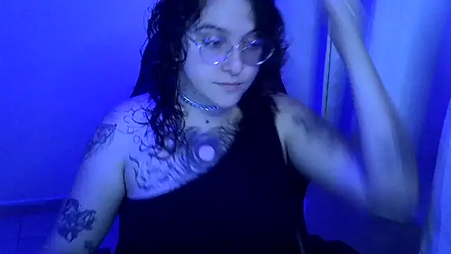 Snapshot of Blue_Liz chatting on October 21, 8:24 pm Blue Liz online show from October 21, 8:24 pm