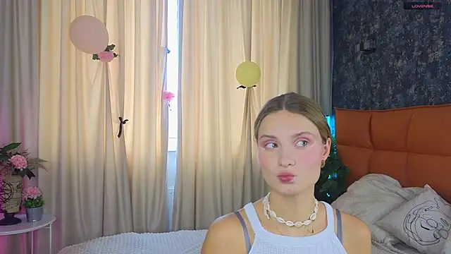 Snapshot of SoftBliss chatting on September 19, 6:56 am SoftBliss online show from September 19, 6:56 am