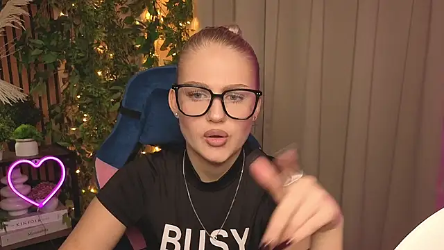 AnnieSwanson online show from November 23, 1:02 pm