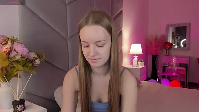 Snapshot of Lucy_Shaw chatting on October 6, 11:27 am Lucy Shaw online show from October 6, 11:27 am