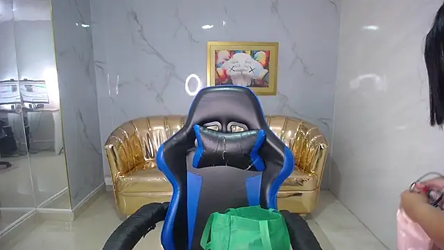 ambar fox s online show from December 4, 8:20 pm