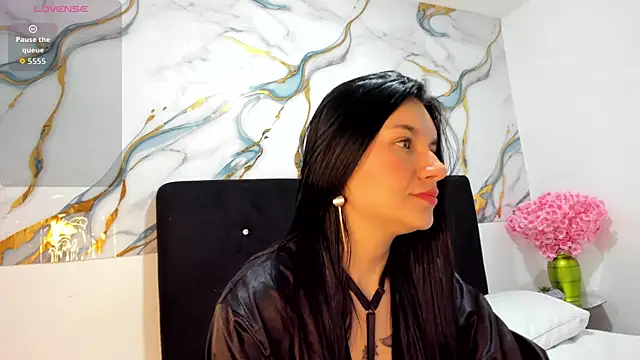 RoxanaBorns  online show from June 1, 2:08 pm