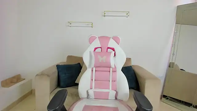 april smiith online show from December 18, 12:21 pm