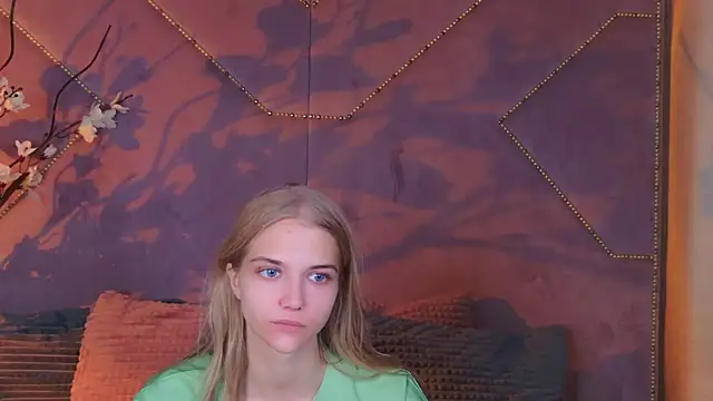 Snapshot of 4example_Chloe chatting on October 8, 10:30 am 4example Chloe online show from October 8, 10:30 am