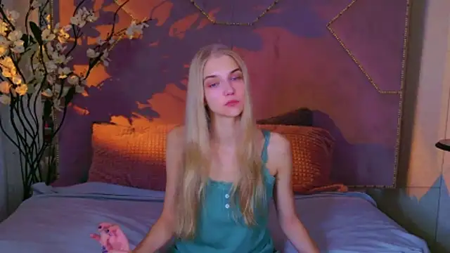 Snapshot of 4example_Chloe chatting on October 14, 10:29 am 4example Chloe online show from October 14, 10:29 am
