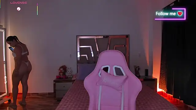 lunaarose online show from April 22, 3:14 am