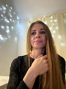 Snapshot of LucieMack chatting on October 17, 8:34 pm LucieMack online show from October 17, 8:34 pm
