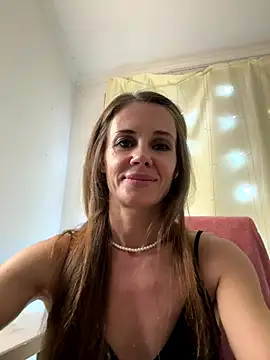 Snapshot of LucieMack chatting on September 23, 6:17 pm LucieMack online show from September 23, 6:17 pm