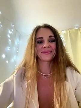 Snapshot of LucieMack chatting on October 4, 7:51 pm LucieMack online show from October 4, 7:51 pm