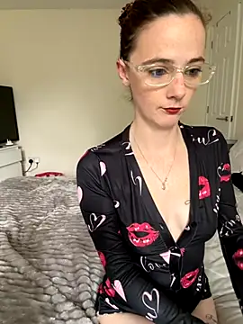Snapshot of NaughtyLittleLouise chatting on September 17, 11:19 am NaughtyLittleLouise online show from September 17, 11:19 am